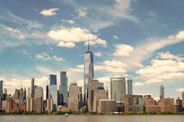 New York, Birleşik Devletler. Aşağı Manhattan silueti. New York, Manhattan 'ın ortasındaki New York şehrinin manzarası. NYC, ABD, Manhattan. New Jersey 'den New York. Manhattan şehir merkezi..