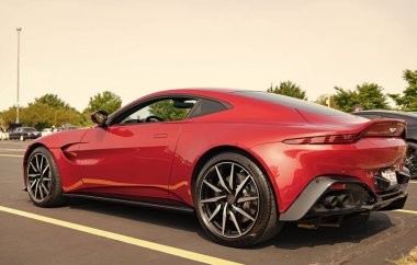 Chicago, Illinois, ABD - 08 Eylül 2020 Aston Martin v8 Vantage üstü açık spor araba, köşe manzaralı. Aston Martin V8 Vantage. Üstü açık Aston Martin V8 Vantage kırmızı araba