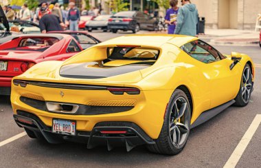 Chicago, Illinois - 29 Eylül 2024: Ferrari 296 GTS veya GTB sarı renk. Ferrari 296 GTS ya da GTB caddeye park etmiş. Köşeden bak. Lüks Ferrari 296 GTS veya Chicago 'da GTB