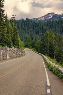 Kuzey Şelaleleri Ulusal Parkı. Yol, dağ manzaralı Diablo Gölü 'ne çıkar. Dağ ve yol manzarası. Seyahat güzergahı. North Cascades Ulusal Parkı 'na peyzaj rotası. Sahne doğası.