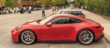 Chicago, Illinois - 29 Eylül 2024: 2023 Porsche 911 GT3 Touring kırmızı rengi. Porsche 911 GT3 turu sokağa park edilmiş. Yan görünüş. Porsche 911 GT3 Chicago turu