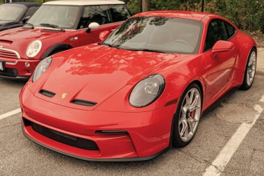 Chicago, Illinois - 29 Eylül 2024: 2023 Porsche 911 GT3 Touring kırmızı rengi. Porsche 911 GT3 turu sokağa park edilmiş. Köşeden bak. Porsche 911 GT3 Chicago turu