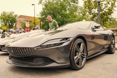 Chicago, Illinois - 29 Eylül 2024: Ferrari Roma siyah rengi. Ferrari Roma caddeye park etmiş. Köşeden bak. Şatoda lüks Ferrari Roma