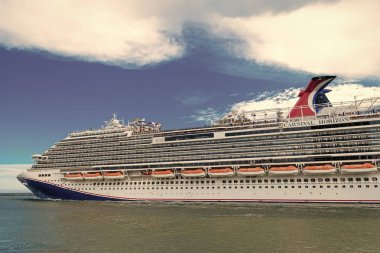Miami, Florida, ABD - 9 Haziran 2024: Carnival Cruise Line. Karnaval Horizon yolcu gemisi denizde. Gemi sahil limanından ayrılıyor. Gemi seyahati. Gemi seyahati ve deniz yolculuğu..