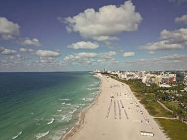 Miami Güney Sahili hava manzarası. Miami marinası, Florida 'daki Skyline hava sahası. Miami 'nin güney sahili. Güney Sahili, ABD 'de liman manzarası. Skyline panorama. Deniz kıyısı turkuvaz suları.