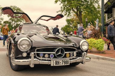 Chicago, Illinois - 29 Eylül 2024: klasik Mercedes-Benz 300 SL siyah renk. Caddeye park edilmiş klasik lüks Mercedes-Benz 300 SL. Ön manzara. Chicago 'da Retro Mercedes-Benz 300 SL