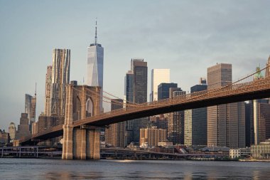 Brooklyn köprüsünden Manhattan 'a. New York 'un şehir mimarisi. New York 'un Brooklyn Köprüsü. Brooklyn dönüm noktası. Gökdelen mimarisi olan Manhattan şehir manzarası. Tarihi eser..