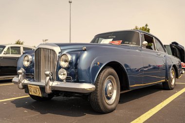 Chicago, Illinois, ABD - 08 Eylül 2024: Bentley S2 Continental retro araç, köşe görüş. Retro araba. Klasik Bentley S2 Continental araba. Chicago 'da Bentley S2 Continental