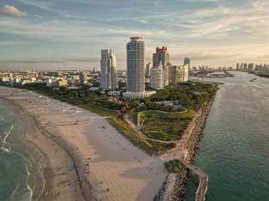 Skyline Günbatımı Panoraması. Deniz sahili. Miami Güney Sahili hava manzarası. Miami marinası, Florida 'daki Skyline hava sahası. Miami 'nin güney sahili. Güney Sahili, ABD 'deki liman manzarası.