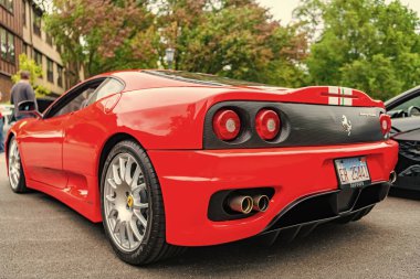 Chicago, Illinois - 29 Eylül 2024: Ferrari 360 kırmızı renk. Ferrari 360 caddeye park etmiş. Köşeden bak. Lüks Ferrari 360 Chicago 'da