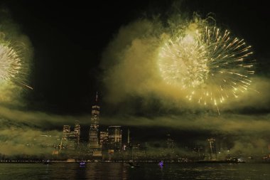 New York Manhattan havai fişekleri arifesinde. Manhattan 'da havai fişekler. New York 4 Temmuz Havai fişekleri. Flashing Fireworks ile New York City Skyline Manhattan. Bağımsızlık Günü
