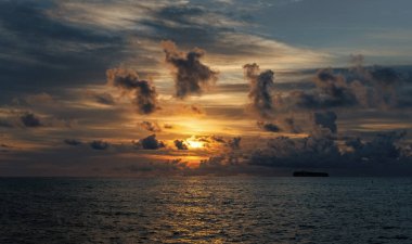 Deniz sahilinde gün batımı, günbatımı gökyüzü ve gemiyle deniz manzarası. Denizin üzerinde deniz manzaralı altın gün doğumu. Doğa konsepti. Güzel bir alacakaranlık. Sabahın erken saatlerinde deniz üzerinde gün doğumu. Akdeniz.