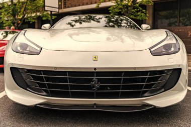 Chicago, Illinois - 29 Eylül 2024 Ferrari GTC4Lusso V12 beyaz renk. Ferrari GTC4Lusso V12 sokağa park etmiş. Ön manzara. Lüks Ferrari GTC4Lusso V12 Chicago 'da