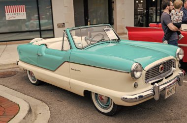 Chicago, Illinois - 29 Eylül 2024: Nash Metropolitan beyaz mavi rengi. Nash Metropolitan 'ı caddeye park etmiş. Köşeden bak. Chicago 'daki Retro Nash Metropolitan
