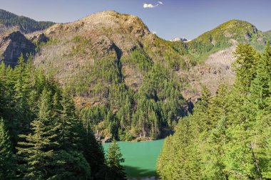 Diablo Gölü manzaralı. Dağ manzaralı Diablo gölü. Dağ tepesi ve Diablo gölü manzarası. Doğa manzarası. Kuzey Cascades Ulusal Parkı 'ndaki Diablo Gölü. Vahşilik.