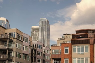 Modern şehir silüeti. İş binası olan şehir manzarası. Metropolitan şehir mimarisinin gökdelen manzarası. İş bölgesi. Gökdelen mimarisi olan şehir manzarası. Konut konutu.