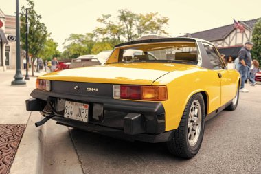 Chicago, Illinois - 29 Eylül 2024: klasik Porsche 9146 sarı renk. Sokağa park edilmiş klasik Porsche 914. Arkadan bak. Retro Porsche 914 Coupe Chicago 'da