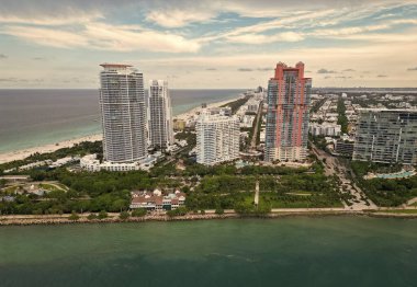 Miami 'nin gökdelen mimarisi. Miami Güney Sahili hava manzarası. Lüks bir hayat. Havadan Miami gökdeleni. Miami 'nin güney sahili. South Beach 'in şehir manzarası. Florida Panoraması.