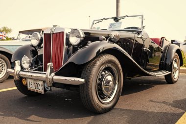 Chicago, Illinois, ABD - 08 Eylül 2024: MG TF spor araba üstü açık 1950 model, köşe manzaralı. Retro spor araba. Üstü açık MG TF araba. MG TF siyah