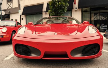 Chicago, Illinois - 29 Eylül 2024: Ferrari 360 Spider kırmızısı. Ferrari 360 caddeye park etmiş. Köşeden bak. Lüks Ferrari 360 Chicago 'da