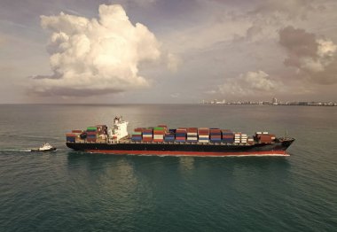 Kargo işi. Konteyner gemisi. Nakliye lojistiği. Ticari nakliye. Kargo gemisi denizde, hava manzaralı. Yük konteynırı kargo gemisine yüklendi. Hava manzaralı kargo gemisi. Uluslararası ticaret gemisi.