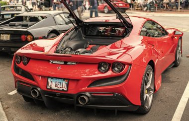 Chicago, Illinois - 29 Eylül 2024: Ferrari F8 Spider veya Haraç kırmızısı. Ferrari F8 Spider ya da Haraççı sokağa park etmiş. Köşeden bak. Lüks Ferrari F8 Örümcek ya da Chicago 'daki haraç
