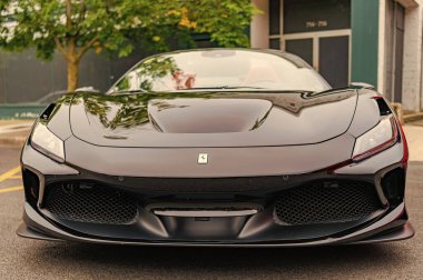 Chicago, Illinois - 29 Eylül 2024: Ferrari F8 Spider veya Tributo siyah rengi. Ferrari F8 Spider ya da Haraççı sokağa park etmiş. Ön manzara. Lüks Ferrari F8 Örümcek ya da Chicago 'daki haraç