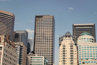 Modern şehir silüeti. İş binası olan şehir manzarası. Metropolitan şehir mimarisinin gökdelen manzarası. İş bölgesi. Gökdelen mimarisi olan şehir manzarası. Şehir manzarası.