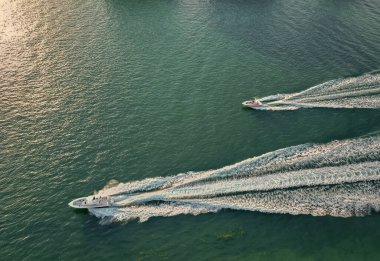 Lüks tekne motorlu yat. Deniz manzaralı lüks bir yat. Tekne ve yat turizmi. Lüks bir yaşam tarzı. Yaz tatilleri. Denizde yat. Yaz tatilinde deniz tatili. Deniz yoluyla seyahat et. Okyanusa yelken açmak.