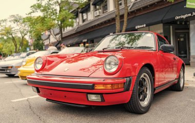 Chicago, Illinois - 29 Eylül 2024: Porsche 911 Carrera Coupe yolda. Porsche 911 Carrera Coupe kırmızısı. Porsche 911 Carrera Coupe Chicago 'da.