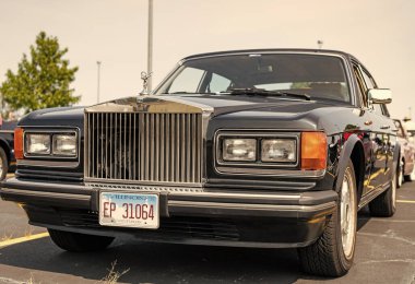 Chicago, Illinois, ABD - 08 Eylül 2024 Rolls Royce Silver Spirit aracı, köşe manzaralı. Retro klasik araba. Rolls Royce Silver Spur arabası. Rolls Royce Silver Spirit Chicago 'nun siyah renginde