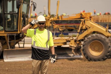Denetmen mühendis. İnşaat alanında çalışan bir işçi. İnşaatçı adam. Ağır makinelerde işçi danışmanı. İnşaatta sanayi işçisi. İnşaat mühendisi. - Evet. Endüstriyel ağır malzeme.