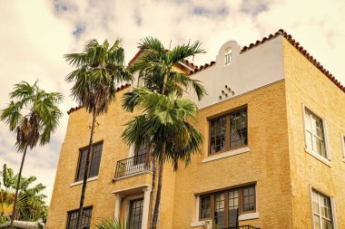 Miami sahilinin modern sarı binası. Okyanus yolculuğu. Ocean Drive Florida 'daki Miami Plajı. Art Deco mimarisi. Mimari bina. Art deco. Mimari bölge Art Deco.