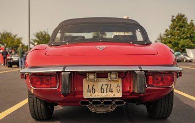 Chicago, Illinois, ABD - 08 Eylül 2024: Jaguar E Tipi 1974 üstü açık spor araba, ön görüş. Retro spor araba. Üstü açılır Jaguar E tipi araba. Chicago 'da Jaguar E Tipi