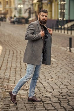 Sakallı adam işe gidiyor. Sokaklarda iş adamıyım. Şehir merkezindeki iş adamı. Tarz sahibi iş adamı caddeden karşıya geçiyor, yaşam tarzı. Şehir tarzı. Şehir sokağı ve şık bir adam. Erkek modeli.