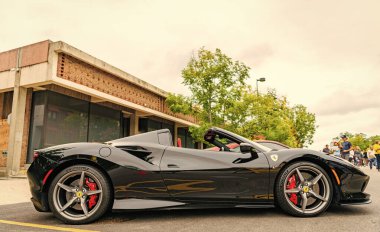 Chicago, Illinois - 29 Eylül 2024: Ferrari F8 Spider veya Tributo siyah rengi. Ferrari F8 Spider ya da Haraççı sokağa park etmiş. Yan görünüş. Lüks Ferrari F8 Örümcek ya da Chicago 'daki haraç