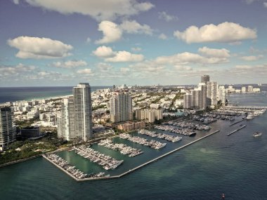 Miami güney sahili manzaralı. Yat kulübü. Marina Miami, Florida 'da. Lüks yatlar. Lüks yatı olan Miami marinası. Yaz tatili. Lüks Güney Sahili marinası. Lüks bir yat. Özel yat limanı kayıyor..