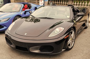 Chicago, Illinois - 29 Eylül 2024: Ferrari 360 Spider siyah rengi. Ferrari 360 caddeye park etmiş. Köşeden bak. Lüks Ferrari 360 Chicago 'da