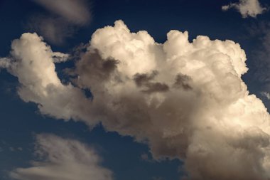 Gökyüzü bulutları. Mavi Cennet ve beyaz bulutlar. Yumuşak güneş ışığıyla beyaz bulutlu cennet. Pastel mavi gökyüzü arka planında bulutlar. Gökyüzü Manzarası Arkaplanı. Gökyüzü Bulutları Duvar Kağıdı.