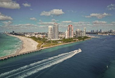 Deniz sahili. Miami Güney Sahili hava manzarası. Miami marinası, Florida 'daki Skyline hava sahası. Miami 'nin güney sahili. Güney Sahili, ABD 'de liman manzarası. Skyline sahil kasabaları.
