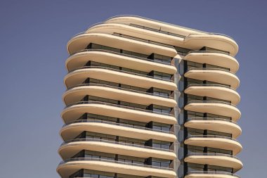 Mahalledeki mimari bina. Bina perspektifi. Apartman mimarisi. Konut binasının mimarisi. İkametgah. Modern apartman binası. Modern konfor olanakları.