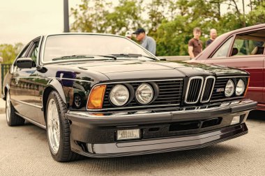 Chicago, Illinois - 29 Eylül 2024: BMW e24 m6 caddeye park edildi. BMW e24 m6 Siyah renkli ön görüş. BMW e24 m6 Chicago 'da.