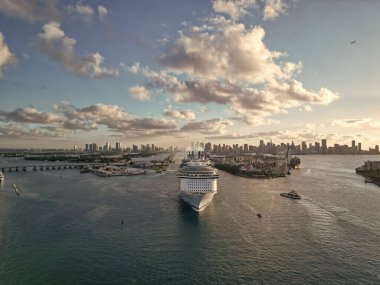 Gemi Miami sahil limanından ayrılıyor. Miami turu. Gemi seyahati. Yaz tatilindeki deniz yolculuğunun havadan görünüşü. Gemi turu ve deniz seyahati. Lüks yolcu gemisi yolculuğunun havadan görünüşü. Güvertede.