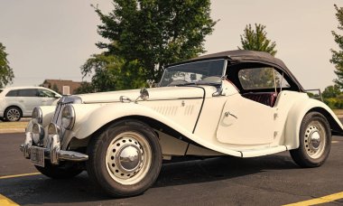 Chicago, Illinois, ABD - 08 Eylül, 1954 MG eski spor üstü açık spor araba, köşe manzaralı. Retro spor araba. Üstü açık MG TF araba. Chicago 'da MG TF beyaz