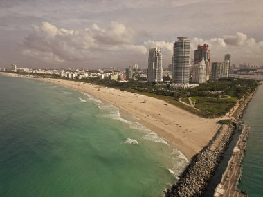 South Beach 'in şehir manzarası. Florida Panoraması. Miami 'nin gökdelen mimarisi. Miami Güney Sahili hava manzarası. Havadan Miami gökdeleni. Miami 'nin güney sahili. Bulutlu hava.