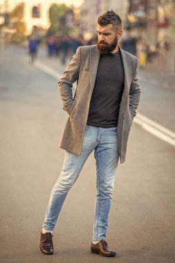 Tarz sahibi bir işadamı caddeyi geçiyor. Şehir tarzı. Şehir sokağı ve şık bir adam. Sakallı adam işe gidiyor. Sokaklarda iş adamıyım. Kentsel şehirde iş adamı.