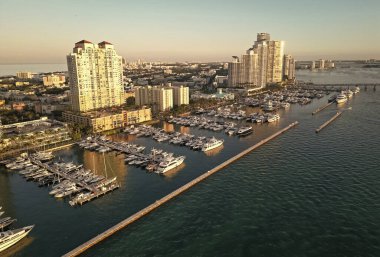 Lüks bir yat. Miami güney sahili manzaralı. Yat kulübü. Marina Miami, Florida 'da. Lüks yatlar. Biscayne Körfezi. Lüks yatı olan Miami marinası. Yaz tatili. Lüks Güney Sahili marinası. Rıhtım Marinası.