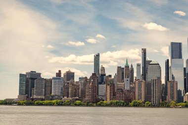 Manhattan güzel silueti, New York, Birleşik Devletler. New York City, Manhattan Skyline ile Hudson Nehri üzerinde, New York City, ABD New York şehrinin Manhattan şehir merkezindeki ufuk çizgisi