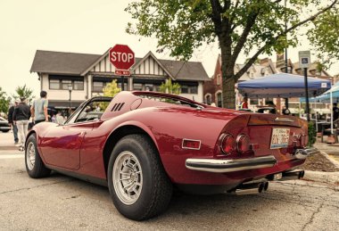 Chicago, Illinois - 29 Eylül 2024: Klasik 1974 Ferrari Dino 246 GTS kırmızı rengi. 1974 model Ferrari Dino 246 GTS sokağa park edilmiş. Arkadan bak. 1974 Ferrari Dino 246 GTS Chicago 'da