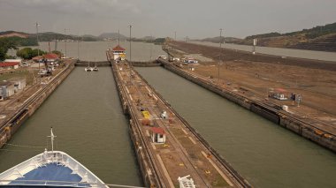 Kolon, Panama - 06 Mayıs 2019: Panama Kanalı 'ndaki Gatun Gölü' nde gemi. Deniz gemisi nakli için su yolu. Ulaşım ve seyahat. Nakliye aracı Panama Kanalı 'ndan geçiyor. Su yolu taşımacılığı.